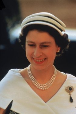 Queen elizabeth triple store strand pearl necklace